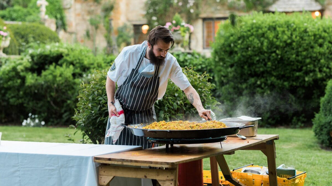 Top 5 outdoor wedding catering tips by Caviar & Chips!